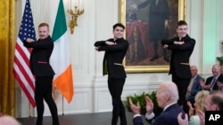 ARCHIVO - El presidente Joe Biden y la primera dama Jill Biden ven al grupo de baile irlandés Cairde actuar en una celebración del Día de San Patricio en el Salón Este de la Casa Blanca, el 17 de marzo de 2022, en Washington.