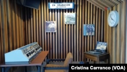 La imagen muestra el interior de una cabina de radio en la estación Noticias en la radio HCJB, en Quito, Ecuador. [Foto: Cristina Carranco, VOA].