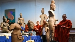 Beberapa biksu turut serta dalam upacara repatriasi sejumlah artefak Angkorian dari AS di Museum Nasional di Phnom Penh, Kamboja, pada 4 Juli 2024. (Foto: AFP/Tang Chhin Sothy)