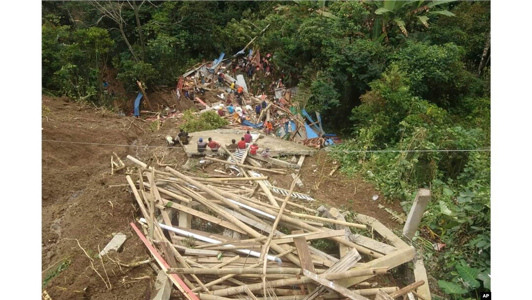 Tim penyelamat mencari korban selamat di sebuah desa yang terdampak tanah longsor di Kabupaten Tana Toraja, provinsi Sulawesi Selatan, Minggu, 14 April 2024. (Badan Pencarian dan Pertolongan Nasional via AP)