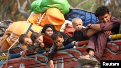 阿富汗难民和儿童乘坐卡车准备离开巴基斯坦返回阿富汗。（2023年10月30日）