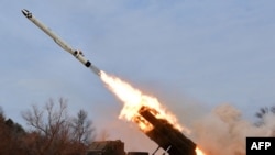 북한이 '화살-1'형과 '화살-2'형 전략순항미사일의 모의핵탄두 발사시험을 진행했다며 지난 3월 공개한 사진. (자료사진)