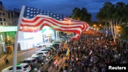 აშშ-ის სახელმწიფო დროშა თბილისში "უცხოური გავლენის გამჭვირვალობის" წინააღმდეგ გამართულ აქციაზე.