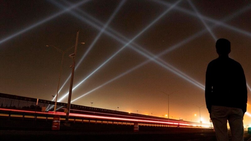 Rafael Lozano-Hemmer, el artista que convirtió en obra de arte las “tensiones de la frontera” México-EEUU