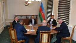 Perwakilan komunitas Armenia di Nagorno-Karabakh, pemerintah Azerbaijan dan perwakilan kontingen penjaga perdamaian Rusia menghadiri pembicaraan di kota Yevlakh, Azerbaijan, 21 September 2023.