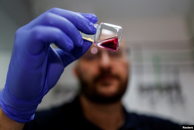 Prof Josef Hanna demonstrates the process he and his team of scientists used to develop models of early-stage human embryos, in a laboratory at the Weizmann Institute of Science in Rehovot, Israel September 7, 2023. (REUTERS/Amir Cohen)