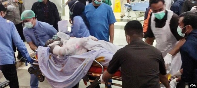 Korban kebakaran depo Pertamina di Plumpang, Jakarta Utara, Jumat malam (3/3). Pemda DKI menyatakan siap menanggung biaya pengobatan para korban (foto: VOA/Indra Yoga)