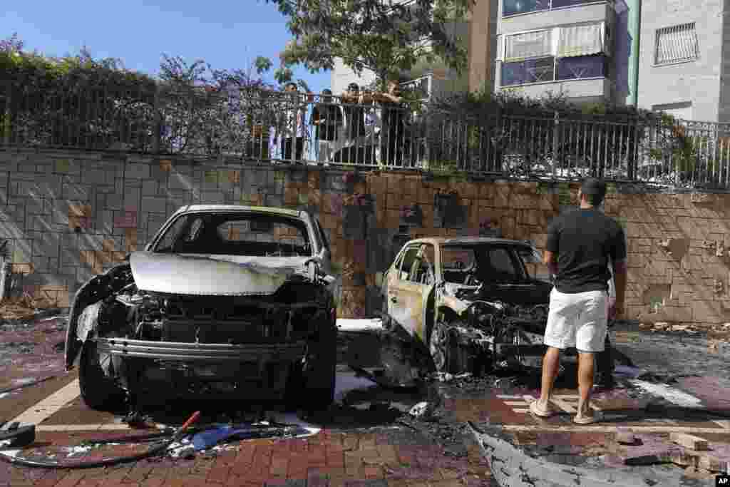 G&#39;azodan otilgan raketalardan yonib ketgan mashinalar, Ashkelon, Isroil janubi