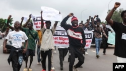 Des personnes protestent lors de la manifestation "Stop à la Mauvaise Gouvernance" à Abuja, le 1er août 2024. 