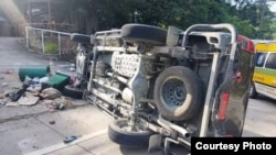 ထိုင်းနိုင်ငံ၊ စူရတ်ဌာနီပြည်နယ်၊ ကော့ဖငန်ကျွန်းမှာ ဩဂုတ်လ ၆ ရက်မနက်ပိုင်းမှာ မြန်မာအလုပ်သမားတွေကိုသယ်ဆောင်လာတဲ့ကားတစီး မတော်တဆတိမ်းမှောက်ခဲ့ပုံ (ဓာတ်ပုံ-ထိုင်းကယ်ဆယ်ရေး)