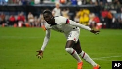 El estadounidense Timothy Weah celebra un gol de Christian Pulisic contra México durante la segunda mitad de un partido de fútbol semifinal de la Liga de Naciones CONCACAF el jueves, 15 de junio de 2023, en Las Vegas. (Foto AP/John Locher)