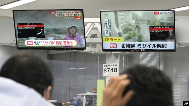 Televisions show a news flash about North Korea's missile launch in Tokyo, May 31, 2023.