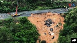 ລາຍການກະຈາຍສຽງຂອງວີໂອເອ ລາວ: ສະພາບເສດຖະກິດທີ່ຫຍຸ້ງຍາກ ເຮັດໃຫ້ຜູ້ອອກແຮງງານຊາວລາວ ພະຍາຍາມອອກໄປຊອກຫາວຽກເຮັດງານທຳຢູ່ນອກປະເທດ