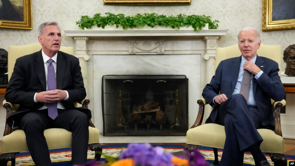 美国总统拜登与众议院议长麦卡锡在白宫商讨美债上线问题。（2023年5月22日）(photo:VOA)