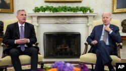 美國總統拜登與眾議院議長麥卡錫在白宮商討美債上線問題。（2023年5月22日）