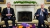 Presiden AS Joe Biden dan Ketua DPR Kevin McCarthy (kiri) dalam pertemuan di Gedung Putih hari Senin (22/5). 