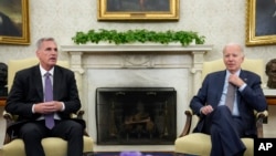 Presiden AS Joe Biden (kanan) bertemu dengan Ketua DPR Kevin McCarthy di Gedung Putih, Washington, pada 22 Mei 2023. (Foto: AP/Alex Brandon)