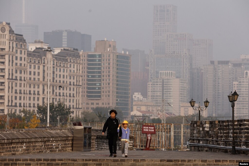 北京启动重污染天气预警。北京市民走在明城墙遗址公园。(2023年10月31日)(photo:VOA)
