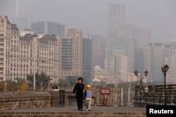 北京啟動重污染氣象預警。北京市民走在明城牆遺址公園。(2023年10月31日)