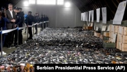 Predsednik Srbije Aleksandar Vučić u skladištu kod Smedereva gde se nalazi dobrovoljno predato oružje