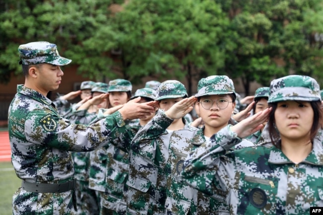 资料照:中国安徽淮北一所中学开学时中学生参加军训。(2021年9月5日)