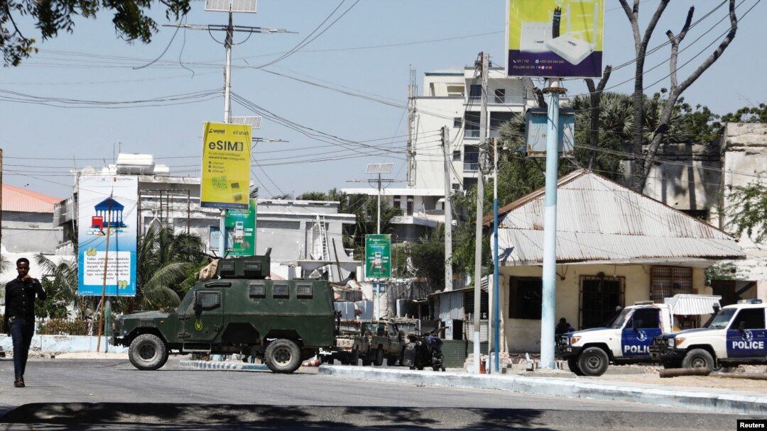 Kendaraan petugas keamanan Somalia diparkir di dekat Syl Hotel, lokasi serangan kelompok al Shabaab yang terkait dengan al-Qaeda, di Mogadishu, Somalia 15 Maret 2024. (REUTERS/Feisal Omar)
