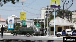 Kendaraan petugas keamanan Somalia diparkir di dekat Syl Hotel, lokasi serangan kelompok al Shabaab yang terkait dengan al-Qaeda, di Mogadishu, Somalia 15 Maret 2024. (REUTERS/Feisal Omar)