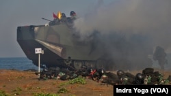 Pasukan Marinir TNI Angkatan Laut mendarat dengan Mobile Battle Carrier dalam operasi serbuan pantai latihan gabungan militer Super Garuda Shield 2023 di Pantai Banongan, Jawa Timur, Minggu, 10 September 2023. (Foto: IIndra Yoga/VOA)