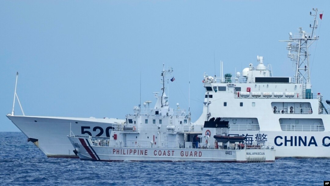 Tàu hải cảnh Trung Quốc mang số hiệu 5201 chặn tàu tuần duyên BRP Malapascua của Philippines khi di chuyển vào cửa Bãi Cỏ Mây ở Biển Đông vào ngày 23 tháng 4 năm 2023.