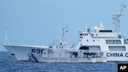 Tàu hải cảnh Trung Quốc mang số hiệu 5201 chặn tàu tuần duyên BRP Malapascua của Philippines khi di chuyển vào cửa Bãi Cỏ Mây ở Biển Đông vào ngày 23 tháng 4 năm 2023.