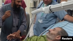 Qaid Farhan Alkadi, beduini që mbahej peng nga Hamasi, duke u përshëndetur me të afërmit në spital