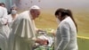2023年3月31日，教宗方济各在探访罗马杰梅利医院的儿童癌症病房时为一名男婴施洗。（路透社照片）