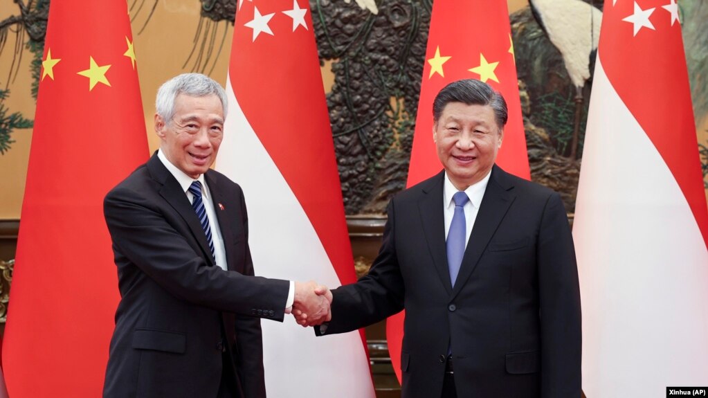 中国领导人习近平在北京会晤到访的新加坡总理李显龙。（2023年3月31日）(photo:VOA)
