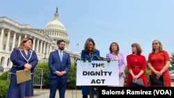 Grupo bipartidista de congresistas presentan el proyecto de "Ley Dignidad" que establece reformas migratorias y nuevas vías legales de inmigración el 23 de mayo de 2023, en el Capitolio de EEUU en Washington.