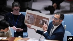 衝突軍備研究的約拿·勒夫在聯合國總部舉行的安理會會議期間展示在烏克蘭發現的俄羅斯武器碎片。(2024年6月28日)