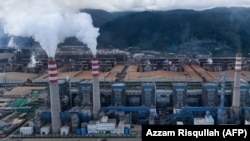 FILE - Pabrik peleburan nikel di Kawasan Industri Weda Bay Indonesia (IWIP) di Lelilef, Maluku Utara, 7 Juli 2024. (Foto: Azzam Risqullah/AFP)
