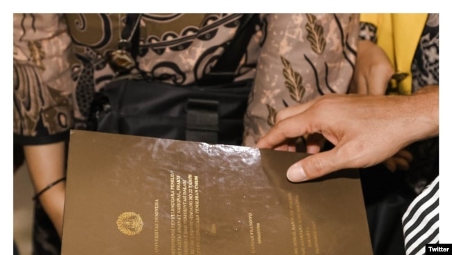 Ganjar Pranowo diberi kejutan berupa 'hardcopy tesis'-nya di Universitas Indonesia, saat Kuliah Kebangsaan di FISIP Universitas Indonesia, Jakarta, 18 September 2023. (Twitter/ganjarpranowo)
