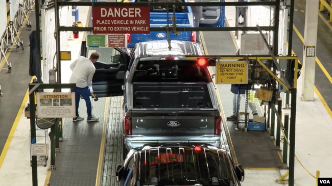 Final checks are done on F-150 vehicles at the Ford Dearborn truck plant in Michigan, February 28, 2024. (VOA)