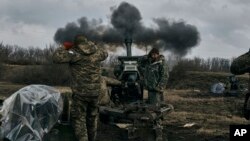 ယူကရိန်းနိုင်ငံ Donetsk ဒေသရှိ Bakhmutမြို့အနီးရှေ့တန်းတနေရာမှာ ဟောက်ဝတ်ဇာအမြောက်ပစ်ခတ်နေတဲ့ ယူကရိန်းစစ်သားများ (မတ် ၇၊ ၂၀၂၃)
