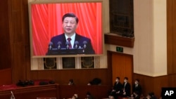 北京人大會堂的大屏幕上顯示中國領導人習近平在全國人大閉幕式上講話。 （2023年3月13日）