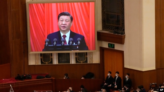 北京人大會堂的大屏幕上顯示中國領導人習近平在全國人大閉幕式上講話。（2023年3月13日）