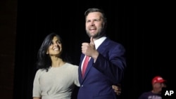 ARCHIVO - El candidato republicano a la vicepresidencia, el senador J.D. Vance, a la derecha, sube al escenario con su esposa Usha Vance durante un mitin en Middletown, Ohio, el 22 de julio de 2024.