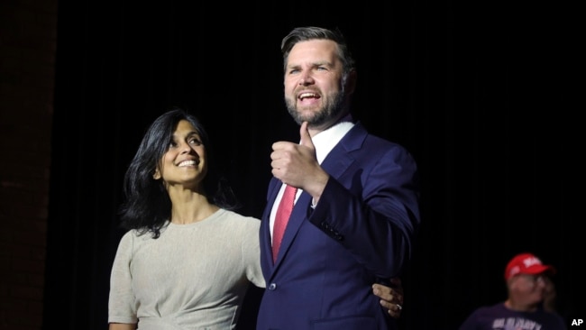 ARCHIVO - El candidato republicano a la vicepresidencia, el senador J.D. Vance, a la derecha, sube al escenario con su esposa Usha Vance durante un mitin en Middletown, Ohio, el 22 de julio de 2024.