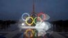 ARCHIVO - Los anillos olímpicos se ven en la Place du Trocadero con vista a la Torre Eiffel, después de la votación en Lima, Perú, que otorga los Juegos Olímpicos de 2024 a la capital francesa, en París, el 13 de septiembre de 2017.