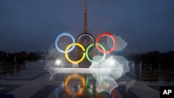 ARCHIVO - Los anillos olímpicos se ven en la Place du Trocadero con vista a la Torre Eiffel, después de la votación en Lima, Perú, que otorga los Juegos Olímpicos de 2024 a la capital francesa, en París, el 13 de septiembre de 2017.