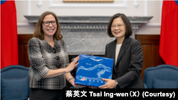 台灣總統蔡英文在台北會晤到訪的美國在台協會主席羅森伯格（Laura Rosenberger）。 （照片來自蔡英文總統的X社媒平台）