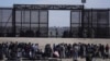 ARCHIVO- Registros del Departamento de Seguridad Nacional (DHS) indican que los primeros dos días después del fin del Título 42 unos 10.000 migrantes fueron retenidos al entrar por la frontera sur del país.