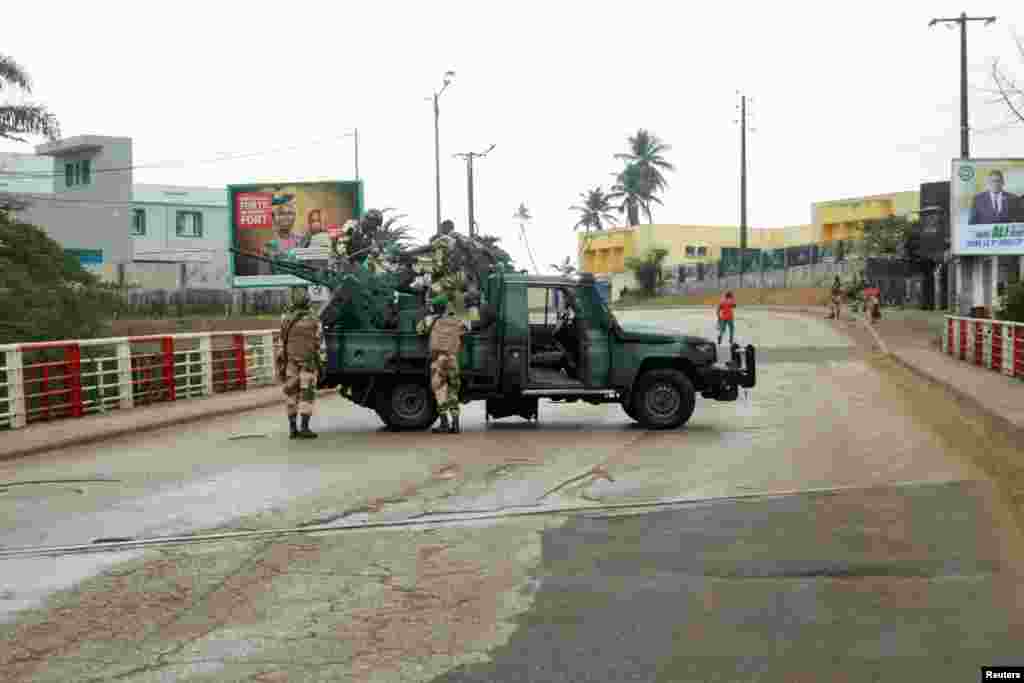 Војниците на Републиканската гарда стојат на својот вооружен пикап на улица во Либревил, Габон.&nbsp;