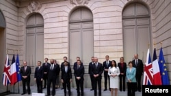 El presidente francés, Emmanuel Macron, y el primer ministro británico, Rishi Sunak, posan con los ministros durante una cumbre franco-británica el viernes 10 de marzo de 2023 en el Palacio del Elíseo en París, Francia.