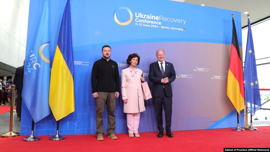 Врвот на Европската Унија и на европските држави, вклучувајќи ја и Северна Македонија, денеска во Берлин ја повторија недвосмислената поддршка за Украина која речиси 2 и пол години успева, со огромна западна помош, да оддолее на руската агресија. 